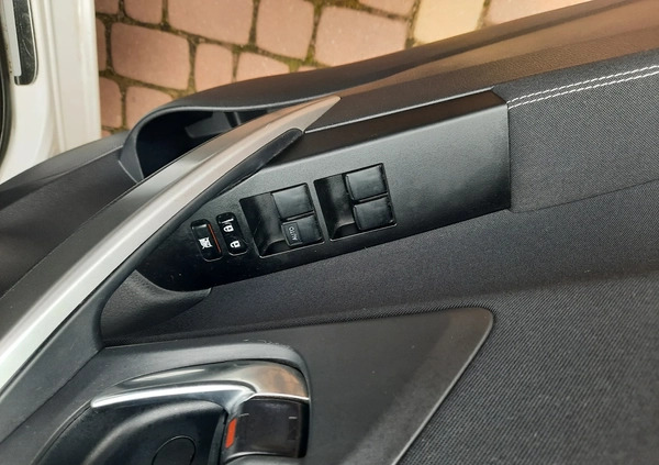 Toyota Auris cena 46000 przebieg: 104000, rok produkcji 2013 z Leszno małe 191